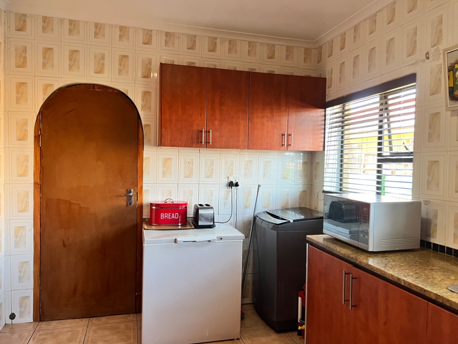 6 Bedroom Property for Sale in Gaylee Western Cape